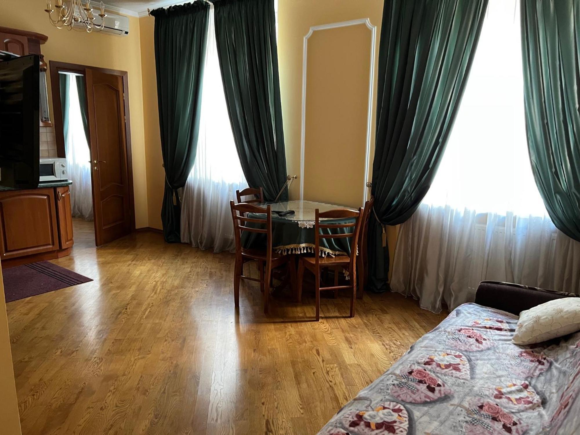 Central House Лвив Екстериор снимка